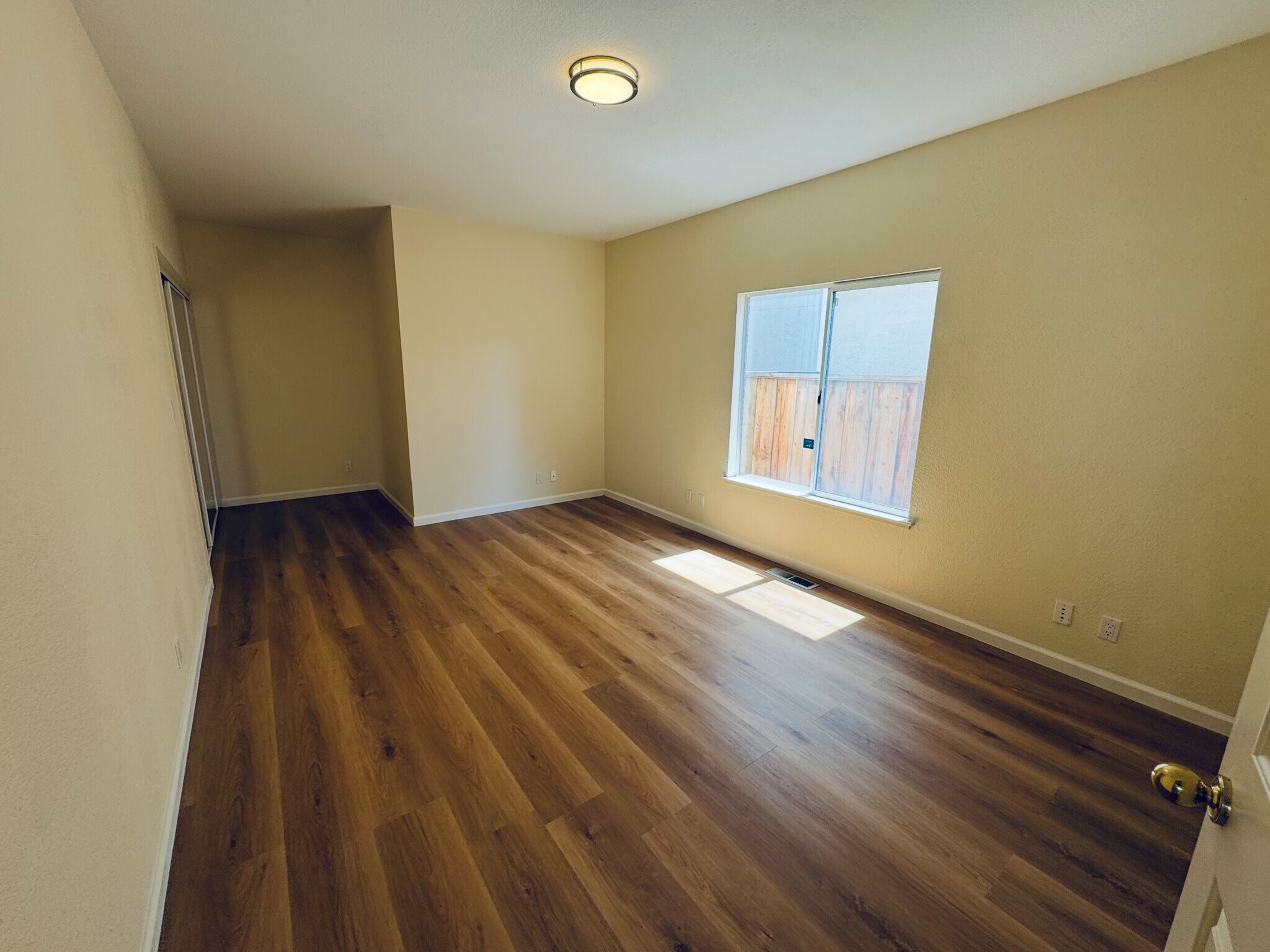 Building Photo - 6120 Lakeview Cir