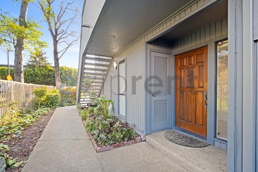 Building Photo - 1387 Crown Dr