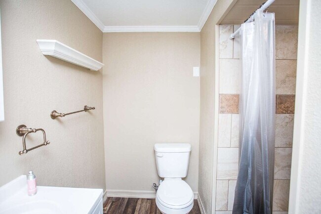 Building Photo - "Charming 3-Bedroom Home on 31st with Gleaming Hardwood Floors and 2 Full Baths!"