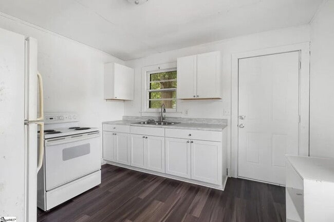 Building Photo - "Charming 2-Bedroom Retreat at 111-A North Bell Street, Clinton - Your Cozy Home Awaits!"