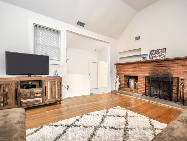 Building Photo - 528 Glen Cove Ave