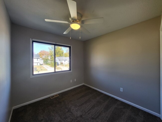 Building Photo - 4 Bedroom split-level home with garage!