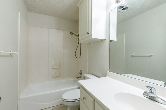 Building Photo - Wonderful Duplex in Southwest Lubbock!