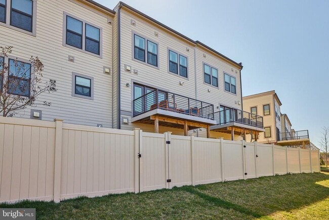 Building Photo - 20055 Old Line Terrace