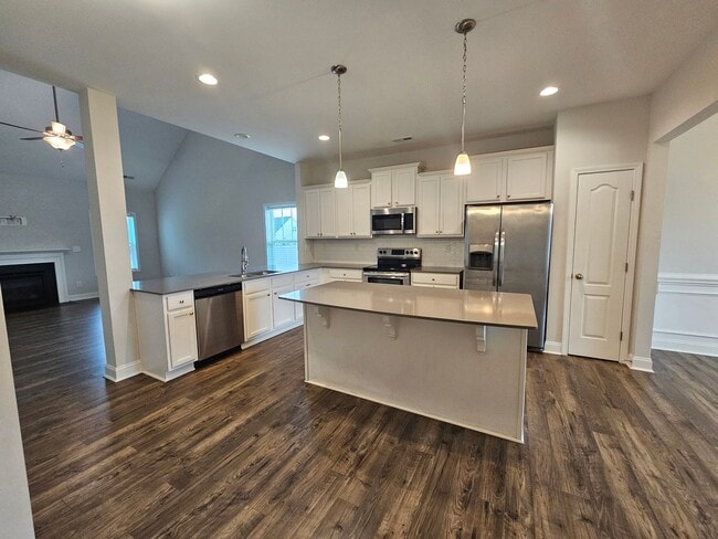 Building Photo - NEW LISTING!!!!!