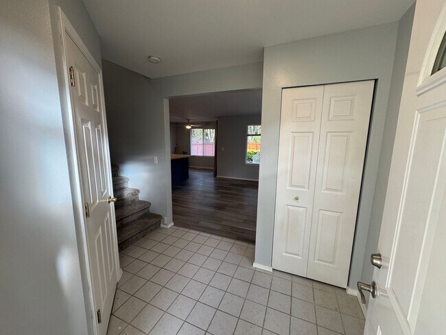 Building Photo - Modern Updated Townhome