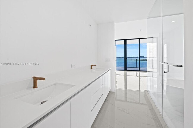 Building Photo - 700 NE 24th St