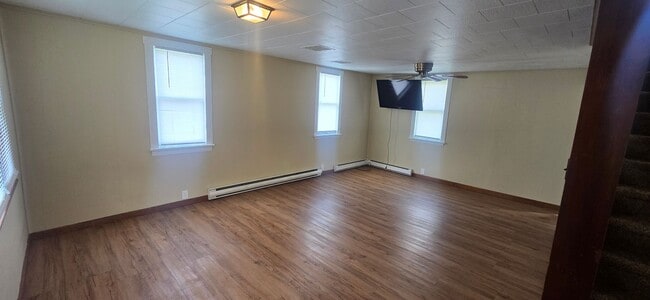 Building Photo - 3 Bedroom House with large yard and extra space!