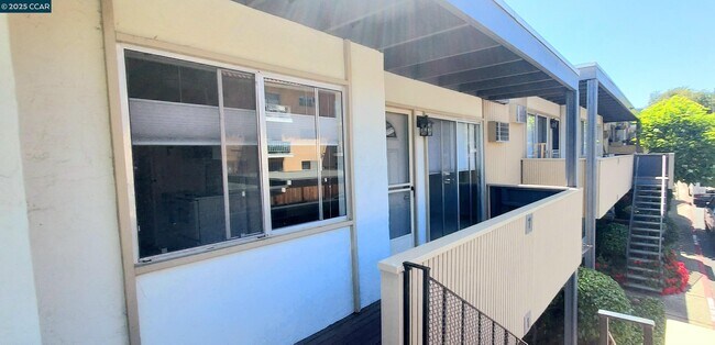 Building Photo - 1195 Saranap Ave