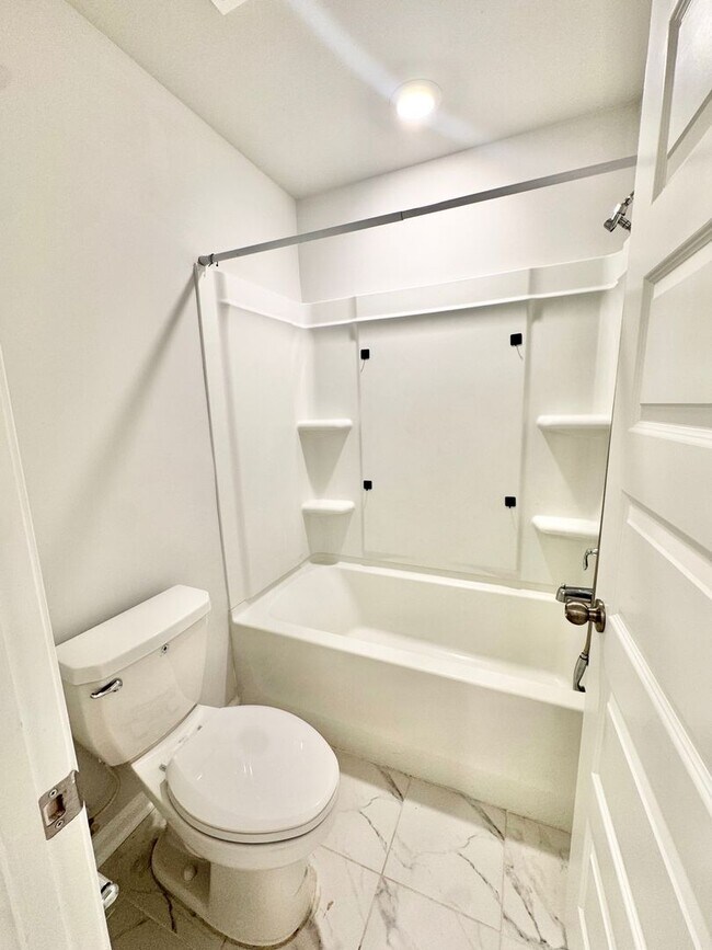 Building Photo - 5 Bedroom, 3.5 Bath Home!