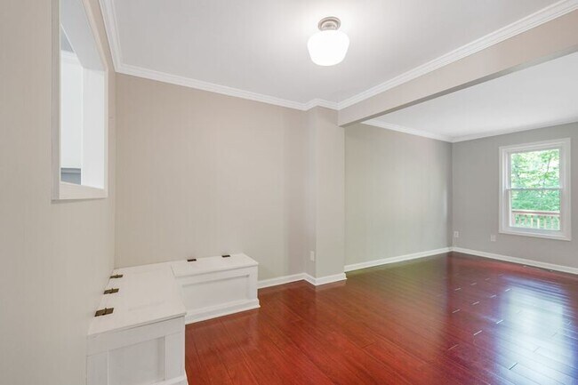 Building Photo - 128 Kings Mill Dr