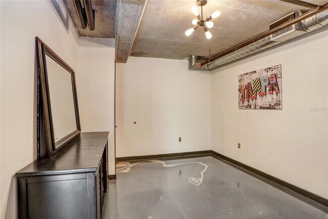 Building Photo - "Chic Urban Living: Spacious 2-Bed, 2-Bath...