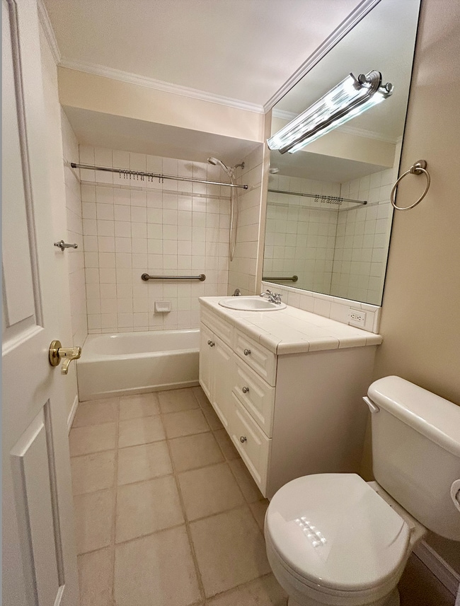 Building Photo - Madison Park Townhome