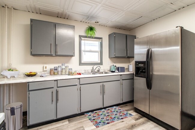 Building Photo - Available June 1st - 2 bed/1 bath Lower Duplex!