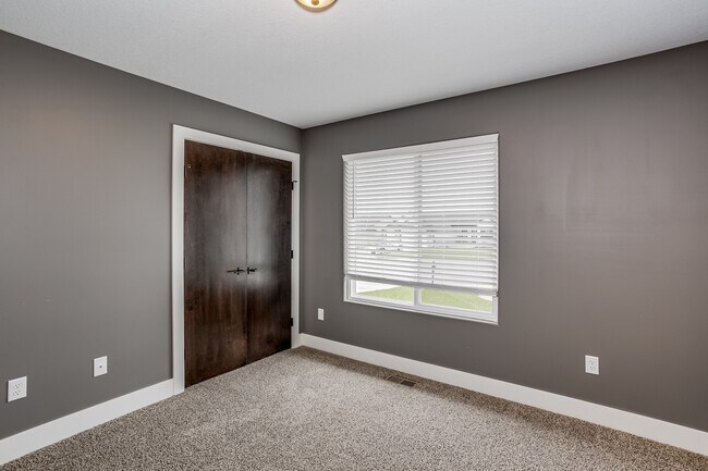 Building Photo - Stunning 5 bedroom Ranch style home