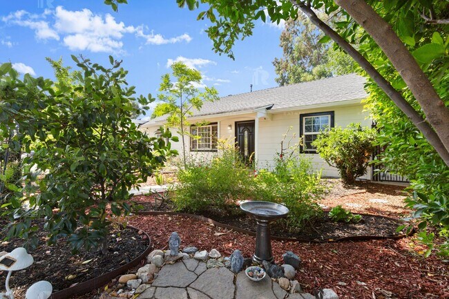 Building Photo - LARGE 3+2 HOUSE ON QUIET STREET ~ GORGEOUS...