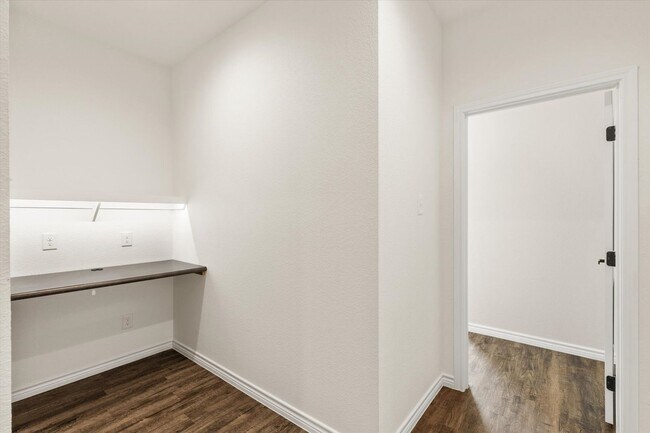 Building Photo - 1402 Courtney Pl