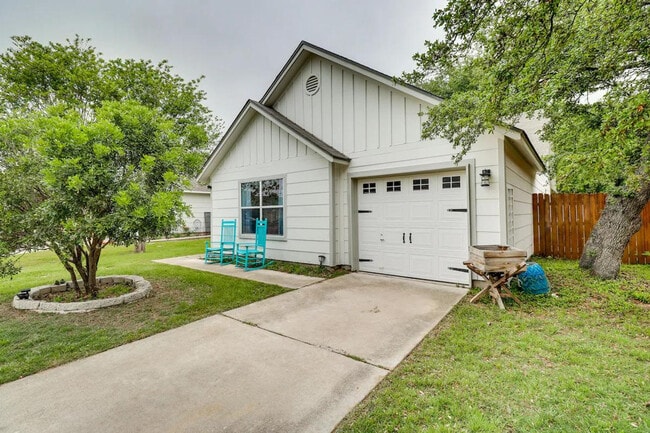 Building Photo - 1208 E 3rd St