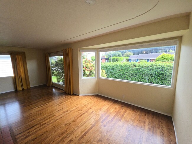 Building Photo - 3BD/2BA Eureka home is close to Sequoia Park, boasts infrared sauna!