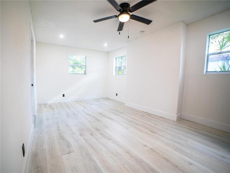Building Photo - 412 Columbus Pky