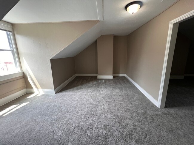 Building Photo - Pittsburgh - 6 Bedroom 1.5 Bathroom - For rent