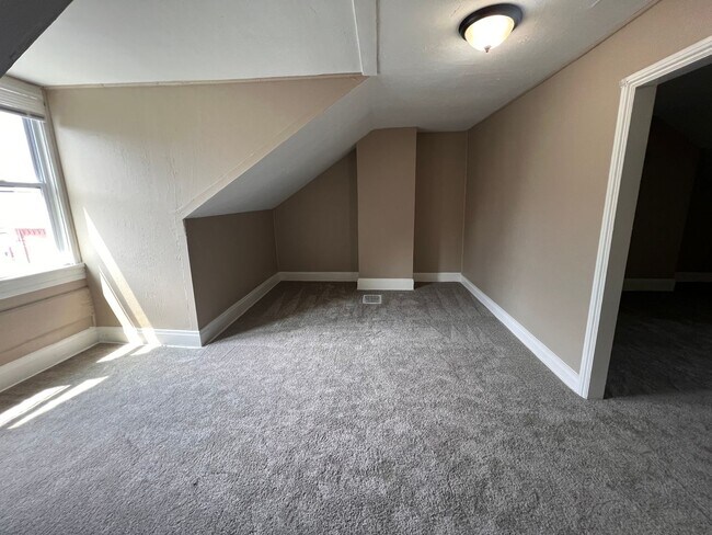 Building Photo - Rare 6 Bedroom Rental in Pittsburgh – Modern Updates & Room for Everyone!