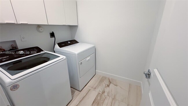 Building Photo - 230 SW 170th Ave