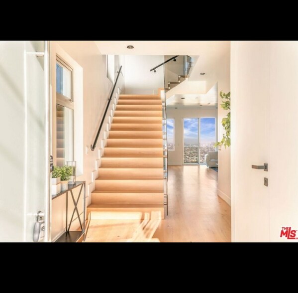 Building Photo - 1610 Viewmont Dr