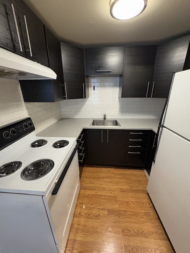 Building Photo - Downstairs 2 Bedroom Quadplex