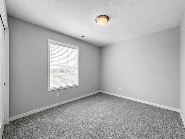 Building Photo - 2633 NW Lois Lane