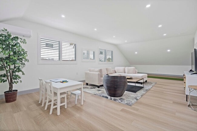 Building Photo - 6BD/4BA One Story Single Family House next to UCI