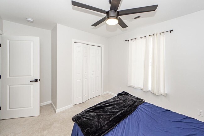 Building Photo - 4 Bedroom 2.5 Bath House in Woodland Lakes - Goose Creek