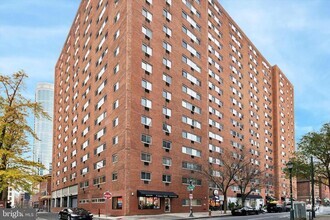 Building Photo - 2101-17 Chestnut St