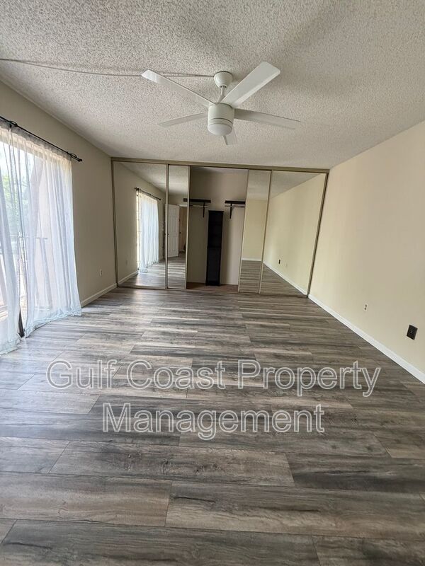 Building Photo - 5249 Cedarbend Dr