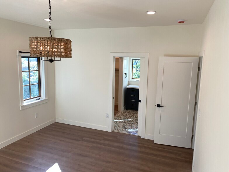 Building Photo - 1077 E Howard St