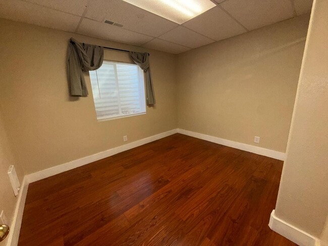 Building Photo - Spacious Tri-Level Home for Rent in Tooele...