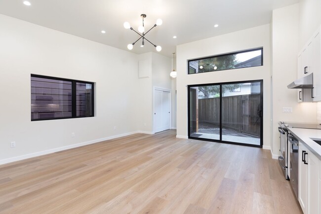 Building Photo - Private, Elegant and Sophisticated Westsid...