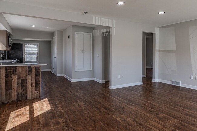 Building Photo - 112 Dawn Ave