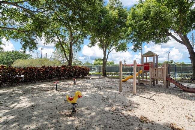 Building Photo - 624 6th Way