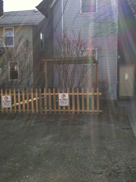 Off street parking and yard - 1119 Foster St
