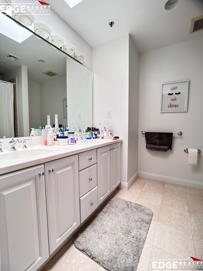 Building Photo - 1584 Beacon St