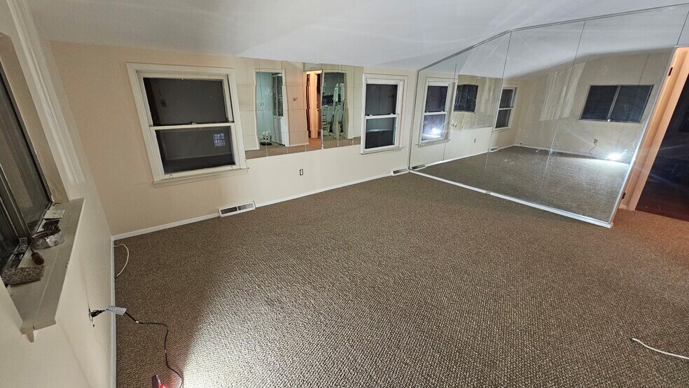 Building Photo - 2363 Mount Carmel Ave