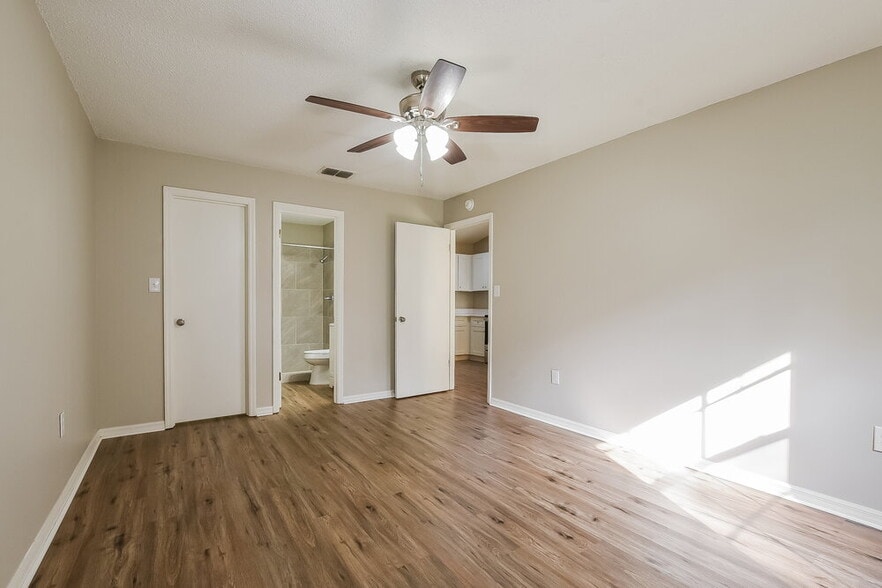 Building Photo - 3544 Lake Eleanor Dr