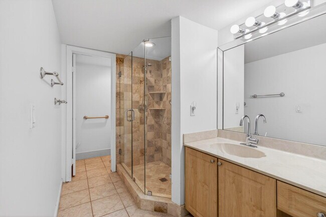 Building Photo - 5851 Parkwalk Dr