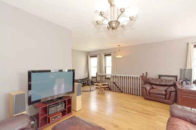 Primary Photo - 546 Mercer St