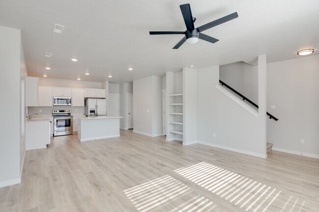 Building Photo - This gorgeous 3 bedroom, 2.5 bath townhome is 1440 square feet of HOME!