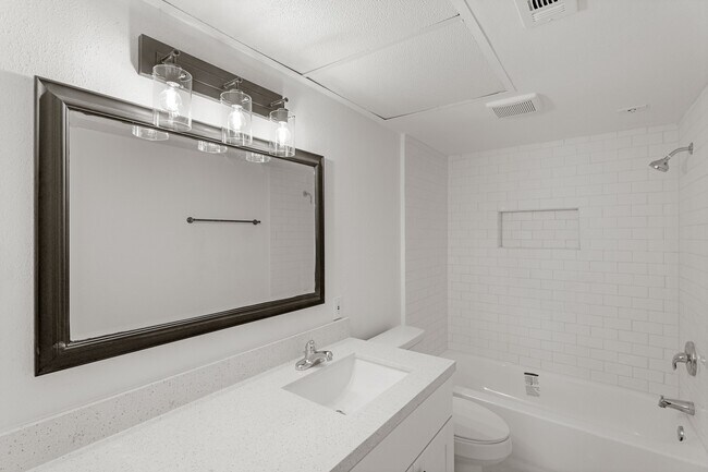 Building Photo - 355 N Post Oak Ln