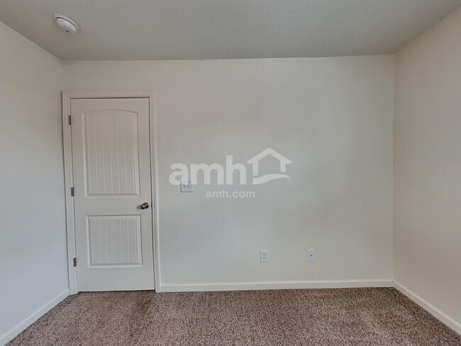 Building Photo - 123 Farmbrook Ct