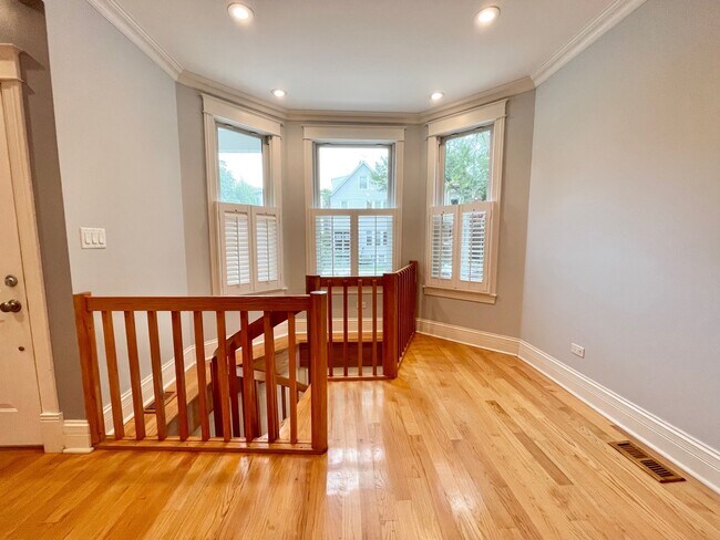 Building Photo - 3448 N Damen Ave