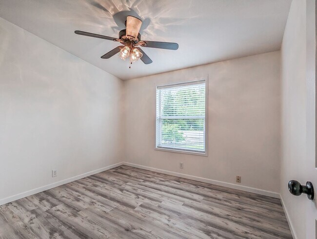 Building Photo - Fully remodeled & updated 3 bed 2 bath hom...